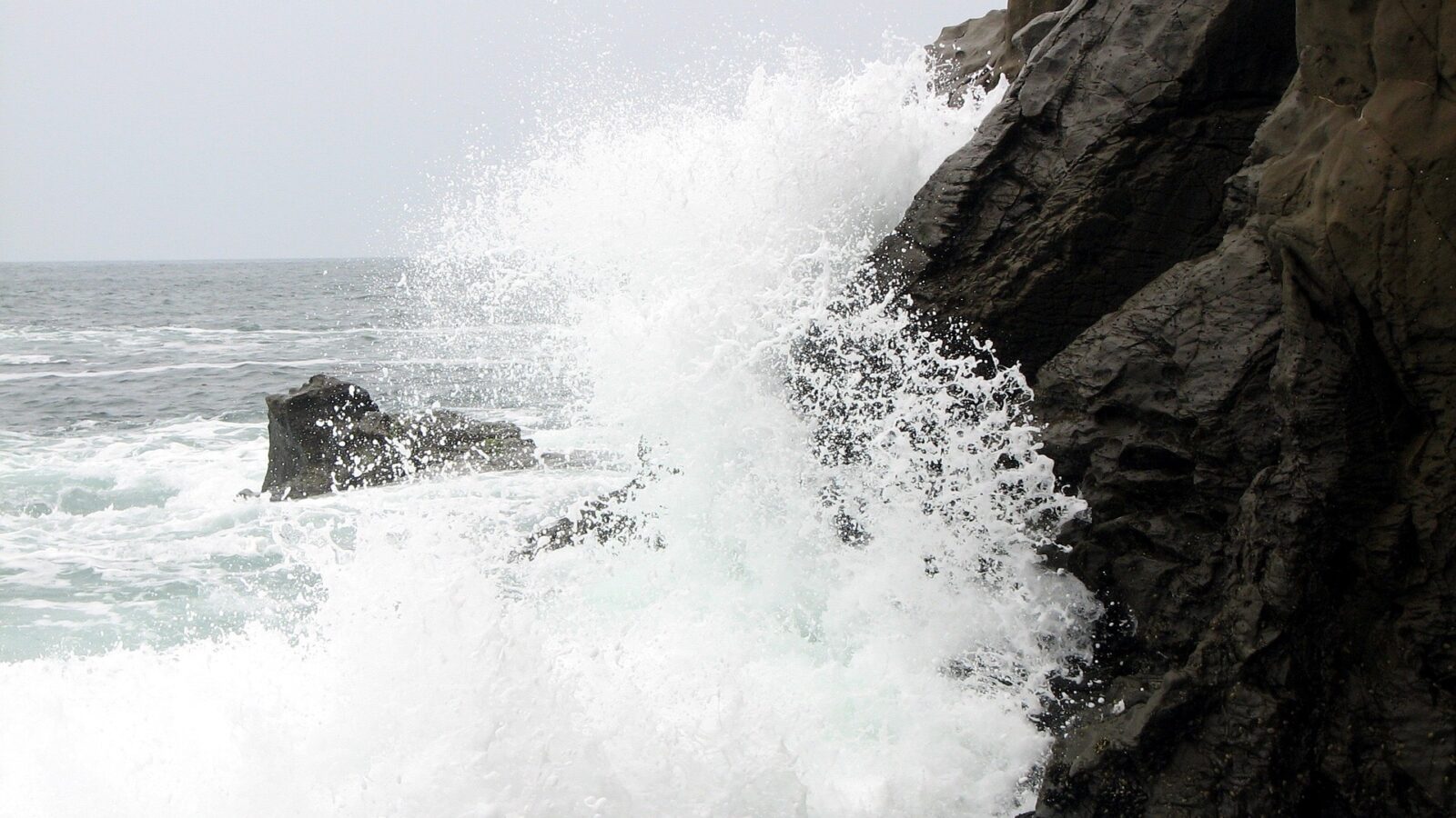 Шум воды становился. Грохочущие волны. Линия прибоя фото. Ломка волны. Фото раскаты волн.